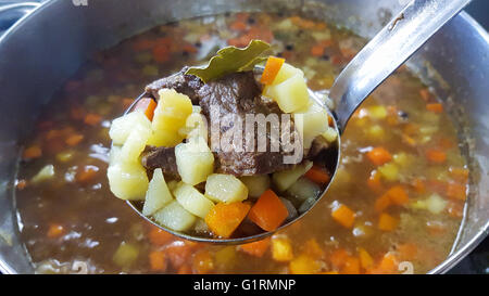 Eine Schaufel voll von traditionelle, hausgemachte Fleischsuppe Stockfoto