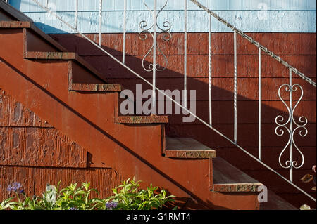 Seitenansicht einer Holztreppe ein altes Haus mit einem schmiedeeisernen Geländer, Vancouver, Kanada Stockfoto