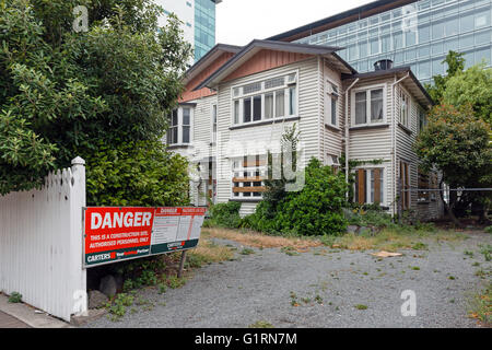 CHRISTCHURCH, NZ - 16. Januar 2016: Gebäude beschädigt durch Erdbeben in Christchurch. Über 1000 Gebäude in der Innenstadt wurden abgerissen. Stockfoto
