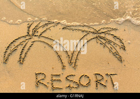 Wortes Resort und Palmen Bäume - auf einem Licht-goldenen Strand Sand von Hand gezeichnet. Stockfoto