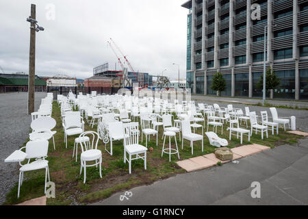 CHRISTCHURCH, NZ JAN 19 2016:185 leere weiße Stühle Skulptur. Reflexion der verlorenen Leben im Jahr 2011 Erdbeben in Christchurch. Stockfoto