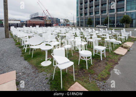 CHRISTCHURCH, NZ JAN 19 2016:185 leere weiße Stühle Skulptur. Reflexion der verlorenen Leben im Jahr 2011 Erdbeben in Christchurch. Stockfoto