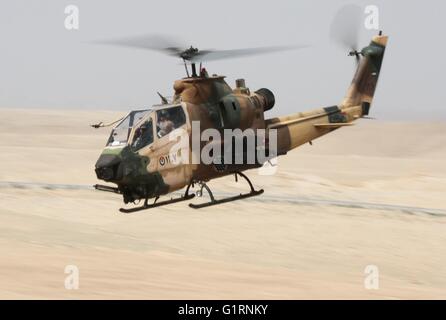 Eine königliche jordanische Armee Apache Kampfhubschrauber aus der neu gegründeten schnelle Eingreiftruppe während Übung Eager Lion 18. Mai 2016 in der Nähe von Amman, Jordanien. Stockfoto