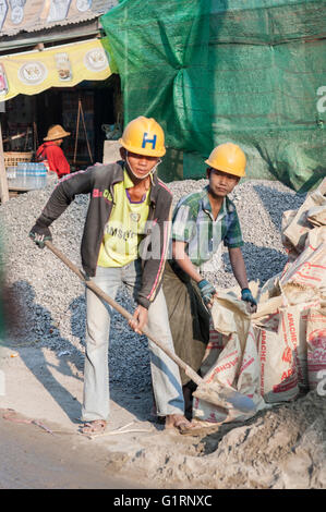 Junge burmesische Arbeiter auf einer Baustelle auf der Straße in der Kleinstadt am Inle-See in Myanmar, burma, in Asien. Stockfoto