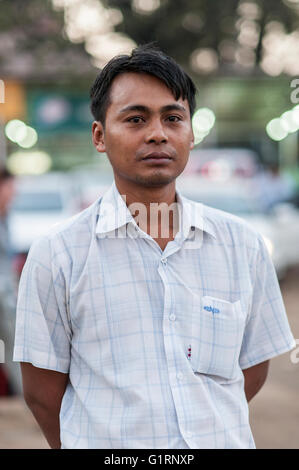 Applying birmanischen Mann in die Kamera schauen. Applying Mann posiert für die Kamera. Stockfoto