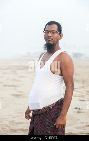 Portrait von einer mittleren Alters muslimischen birmanischen Mann mit Brille, kurze weißes Hemd und einen Bart. Stockfoto
