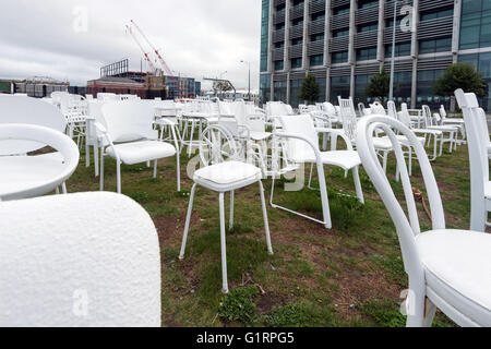 CHRISTCHURCH, NZ JAN 19 2016:185 leere weiße Stühle Skulptur. Reflexion der verlorenen Leben im Jahr 2011 Erdbeben in Christchurch. Stockfoto
