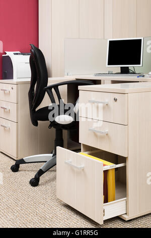 Workstation mit einem Computer in einem modernen Büro Stockfoto