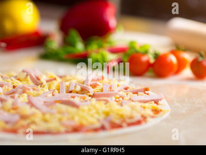 Pizza mit Schinken Zubereitung Stockfoto