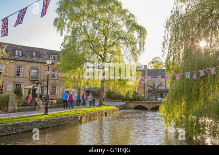 Die Cotswold Dorf von Bourton-on-the-Water Abend Sonnenlicht, Gloucestershire, England, UK Stockfoto