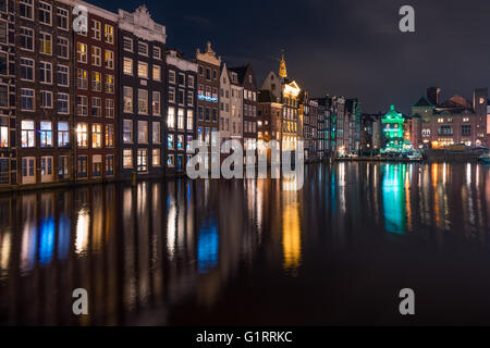 Schöne Reflexion des Amsterdamer Kanal befindet sich im Wasser in der Nacht Stockfoto