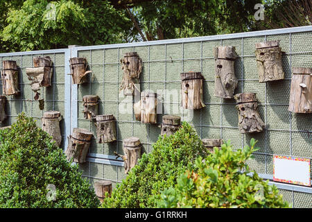 Vogelhäuschen aus Holz gebaut, an den Zaun hängen. Stockfoto