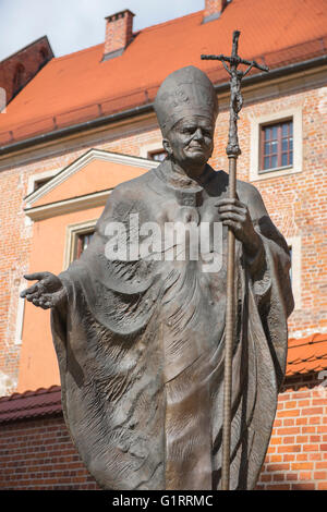 Papst Krakow, Blick auf die Statue von Papst Johannes Paul ii. In der Nähe des Eingangs zum Dommuseum im Wawel-Royal-Schlosskomplex in Krakow, Polen. Stockfoto