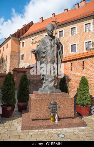 Statue des Papstes, Blick auf die Statue von Johannes Paul II. In der Nähe des Eingangs zum Dommuseum im Wawel Königlichen Schlosskomplex in Krakau, Polen. Stockfoto