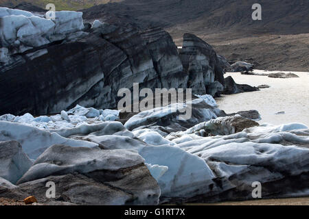 Gletschertor, Gletschereis mit Spuren von vulkanischer Asche, Gletscher Svinafellsjökull in Skaftafell, Region Süd, Island Stockfoto
