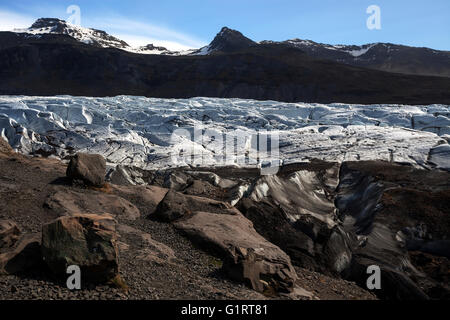 Gletschertor, Gletschereis mit Spuren von vulkanischer Asche, Gletscher Svinafellsjökull in Skaftafell, Southern Island, Island Stockfoto
