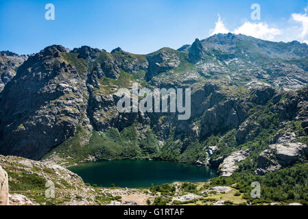 Berg See Lac de Melo, Blick vom Lac de Capitello, Berge im Hintergrund, Restonica Hochtal Stockfoto