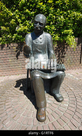 Bronzeskulptur "Zigarrendreher" von Loni Kreuder Zur Erinnerung ein sterben Dependance Tabakindustrie im Kaldenkirchener, Nettetal-Kaldenkirchener, Niederrhein, Stockfoto