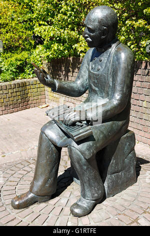 Bronzeskulptur "Zigarrendreher" von Loni Kreuder Zur Erinnerung ein sterben Dependance Tabakindustrie im Kaldenkirchener, Nettetal-Kaldenkirchener, Niederrhein, Stockfoto