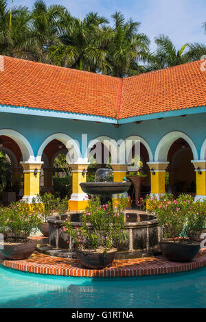 Brunnen mit Pool in der Mitte der Lobby, Iberostar Pararisio Beach Resort, Riviera Maya, Playa del Carmen, Quintana Roo, Mexiko Stockfoto