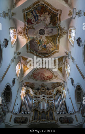 Orgel und Deckengemälde der Kirche des Klosters Ursberg, Franziskaner-St. Joseph-Gemeinde, Interieur, Ursberg, Bayern Stockfoto