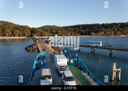 Kingfisher Bay Fähre beladen mit LKW und PKW auf der Mole von Fraser Island, Fraser Island, Great Sandy Nationalpark Stockfoto