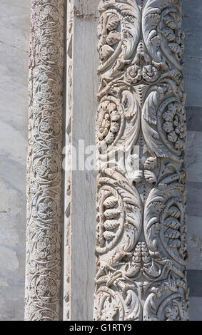 Marmorsäulen auf dem Hauptportal mit floralen Motiven, Baptisterium des Heiligen Johannes, Battistero di San Giovanni, Piazza dei Miracoli Stockfoto