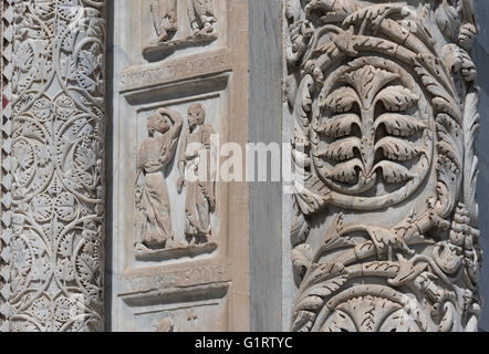 Marmorsäulen auf dem Hauptportal mit floralen Motiven und Szenen aus dem Leben von Johannes dem Täufer Baptisterium des Heiligen Johannes Stockfoto