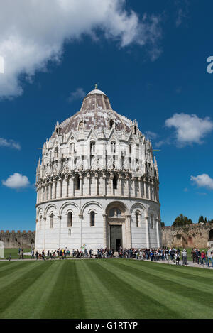 Baptisterium des Heiligen Johannes, Battistero di San Giovanni, Piazza dei Miracoli, Piazza dei Miracoli, Provinz Pisa, Toskana, Italien Stockfoto