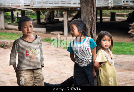 Zwei Mädchen und ein Junge, Laos, Luang Namtha, Ban Nalan Tai, Khmu Minderheit Dorf, Nam Ha Nationalpark Stockfoto