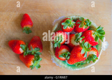 Korb, gefüllt mit Erdbeeren Stockfoto