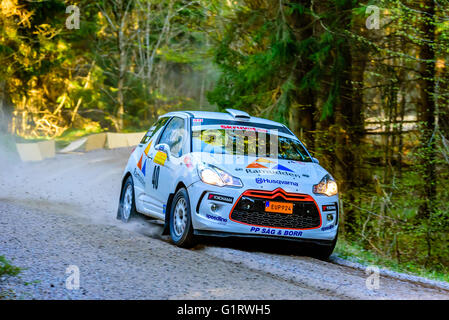 Karlskrona, Schweden - 6. Mai 2016: 41. Süd Schweden-Rallye im Wald außerhalb der Stadt auf Schotterstraße auf special Stage 2. Team-Sjo Stockfoto