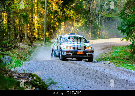 Karlskrona, Schweden - 6. Mai 2016: 41. Süd Schweden-Rallye im Wald außerhalb der Stadt auf Schotterstraße auf special Stage 2. Team-Han Stockfoto