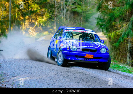 Karlskrona, Schweden - 6. Mai 2016: 41. Süd Schweden-Rallye im Wald außerhalb der Stadt auf Schotterstraße auf special Stage 2. Team-Joh Stockfoto