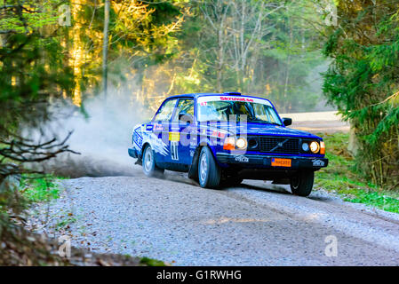 Karlskrona, Schweden - 6. Mai 2016: 41. Süd Schweden-Rallye im Wald außerhalb der Stadt auf Schotterstraße auf special Stage 2. Team-San Stockfoto