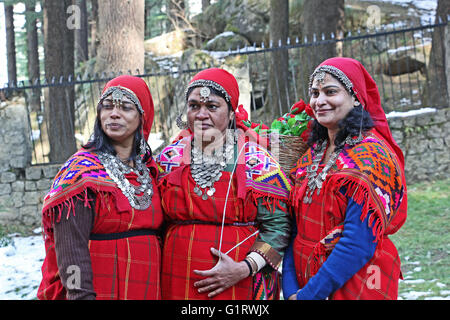 Manali, Indien: Erwachsene Frauen gekleidet in Stammes-Trachtenmode, Pattoo, Kullu-Tal im Himalaya-Gebirge. Stockfoto