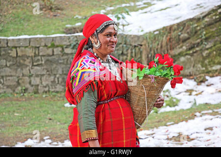 Manali, Indien: Erwachsene Frau, gekleidet in Stammes-Trachtenmode, Pattoo, Kullu-Tal im Himalaya-Gebirge Stockfoto