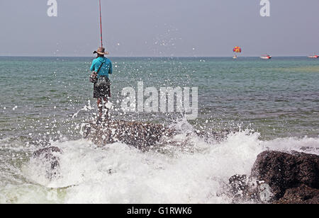Anjuna, Goa, Indien – 13. November 2015: Fischer angeln unter brechenden Wellen im Meer in Anjuna, Goa, Indien Stockfoto