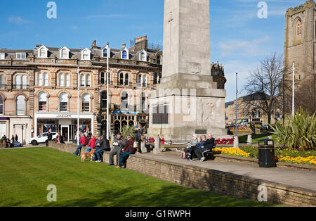 Menschen Besucher genießen die Frühlingssonne in der Innenstadt Cambridge Crescent Harrogate North Yorkshire England Großbritannien Grossbritannien Grossbritannien Großbritannien Stockfoto