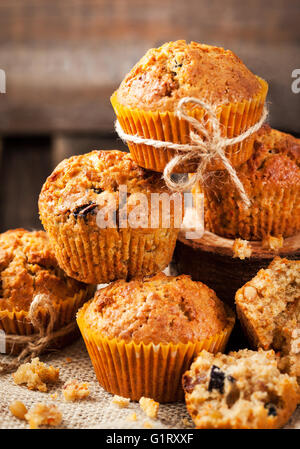 Frische hausgemachte leckere Karotten-Muffins mit getrockneten Früchten und Nüssen Stockfoto