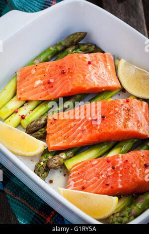 Rohen frischen köstlichen Lachs, grüner Spargel und Zitrone im Topf, fertig kochen Stockfoto