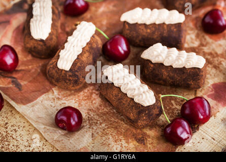 Schokolade Rum Kugeln Kuchen mit Sahne und frischen Kirschen dekoriert Stockfoto