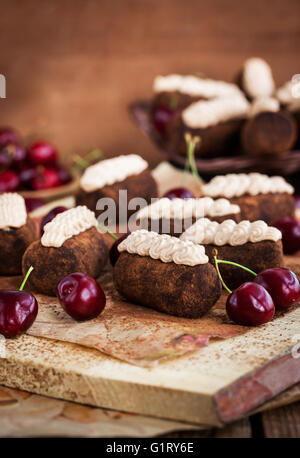 Schokolade Rum Kugeln Kuchen mit Sahne und frischen Kirschen dekoriert Stockfoto