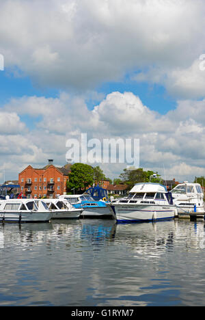 Boote vertäut am Oulton Broad, Norfolk Broads National Park, Norfolk, England UK Stockfoto