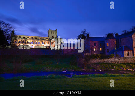 Abend, befindet sich in der Stadt Jedburgh Jedburgh Abbey, einer zerstörten Augustiner Abtei, die im 12. Jahrhundert gegründet wurde. Stockfoto