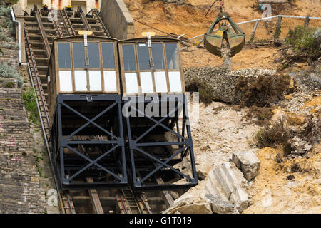 Bauschutt mit einem Kran nach Erdrutsch am East Cliff in Bournemouth im April gelöscht wird Stockfoto