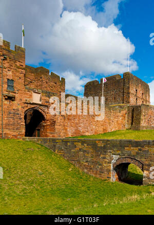 Das äußere des Carlisle Castle, erbaut im 12. Jahrhundert Carlisle Cumbria England UK mit De Ireby-Turm-Eingang Stockfoto