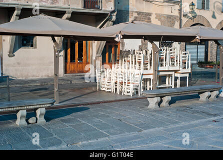 gestapelte Restauranttische und Stühle in Santa Croce quadratische Florenz Italien Stockfoto