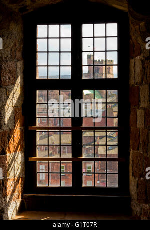 Fenster in Carlisle Castle, erbaut im 12. Jahrhundert Carlisle Cumbria England UK mit Kathedrale in Ferne Stockfoto