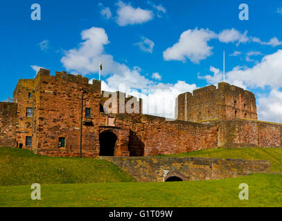 Das äußere des Carlisle Castle, erbaut im 12. Jahrhundert Carlisle Cumbria England UK mit De Ireby-Turm-Eingang Stockfoto